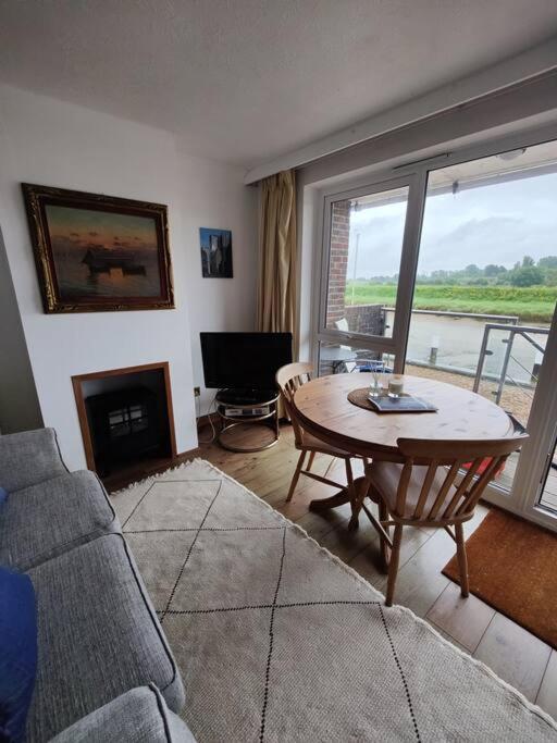 Stunning 1 Bedroom Apartment Over Looking River Rye Exterior photo